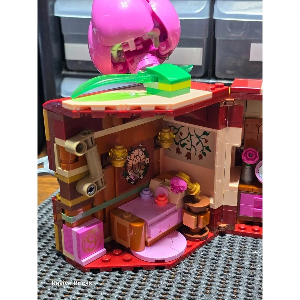 LEGO Wicked: Glinda & Elphaba's Dormitory (75683) 100% Complete With Minifigures
